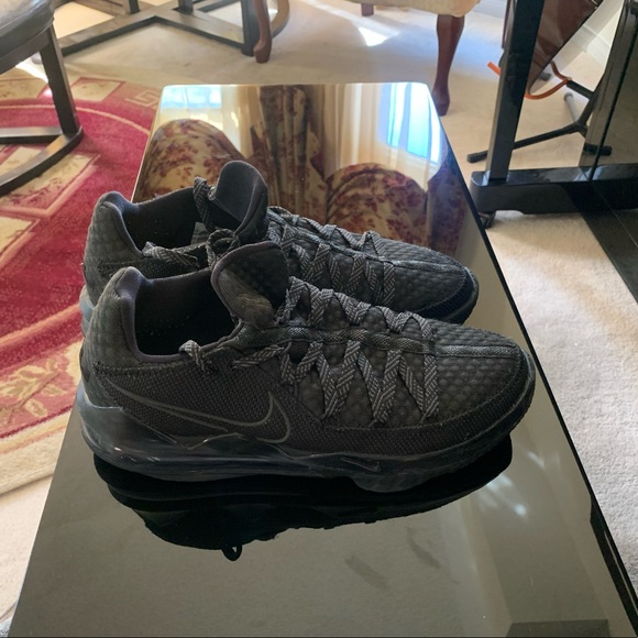 Lebron 17 low triple black - Picture 1 of 3